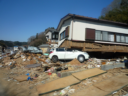 P1030319 気仙沼 車が建物の下敷きに