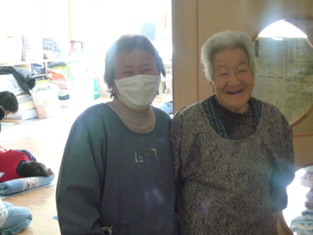 P1030369 気仙沼 避難所のおばあさん方