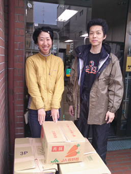 SN3R0014 唐桑町に野菜を送る